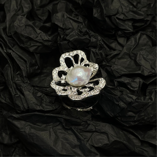 Lotus- Natural Baroque Ring (white gold plated)